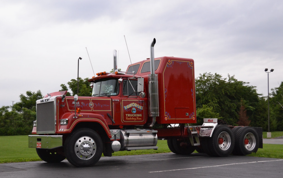 Тягач Mack Superliner